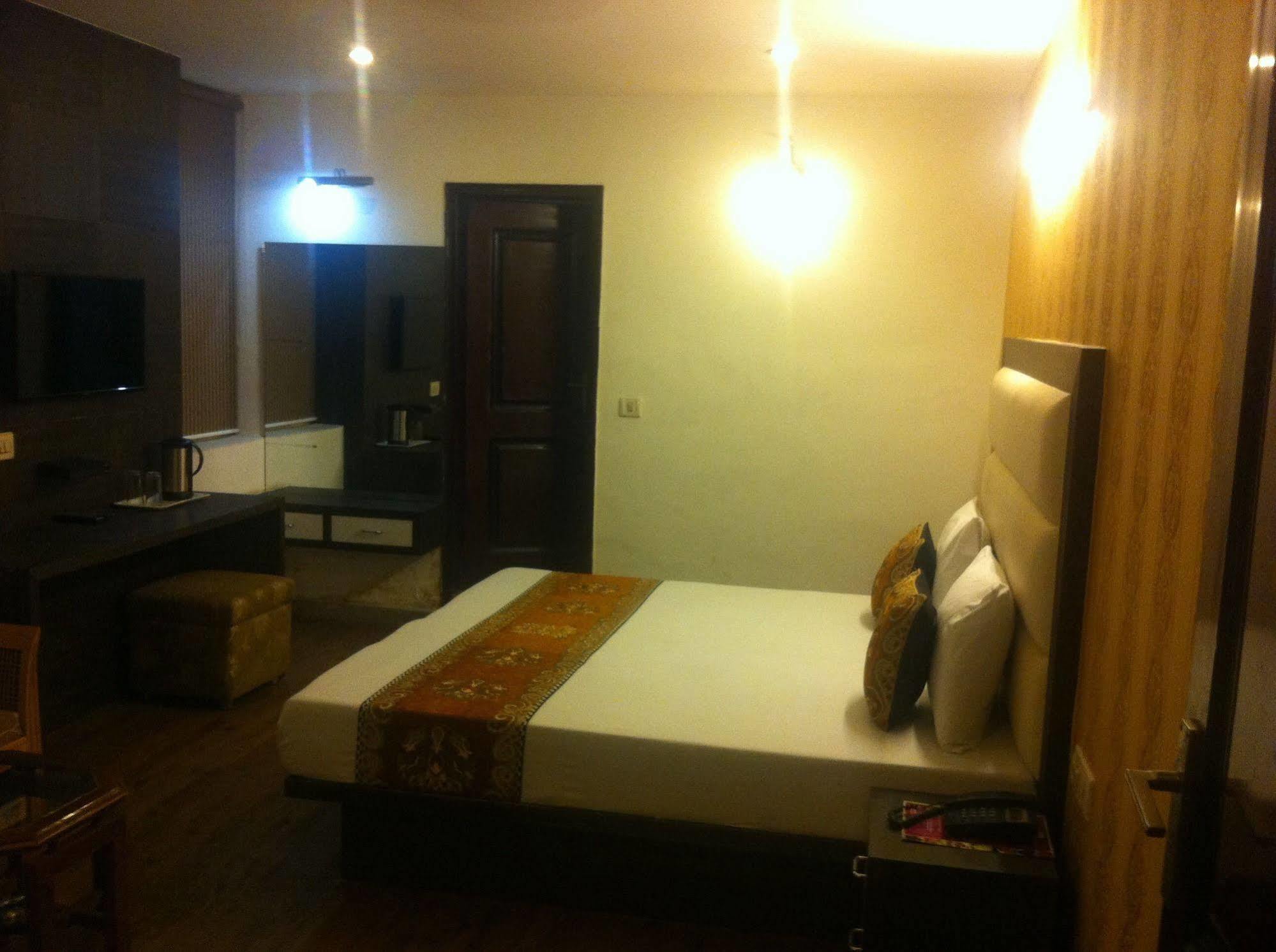 Hotel Karat 87 Inn New Delhi Exterior photo
