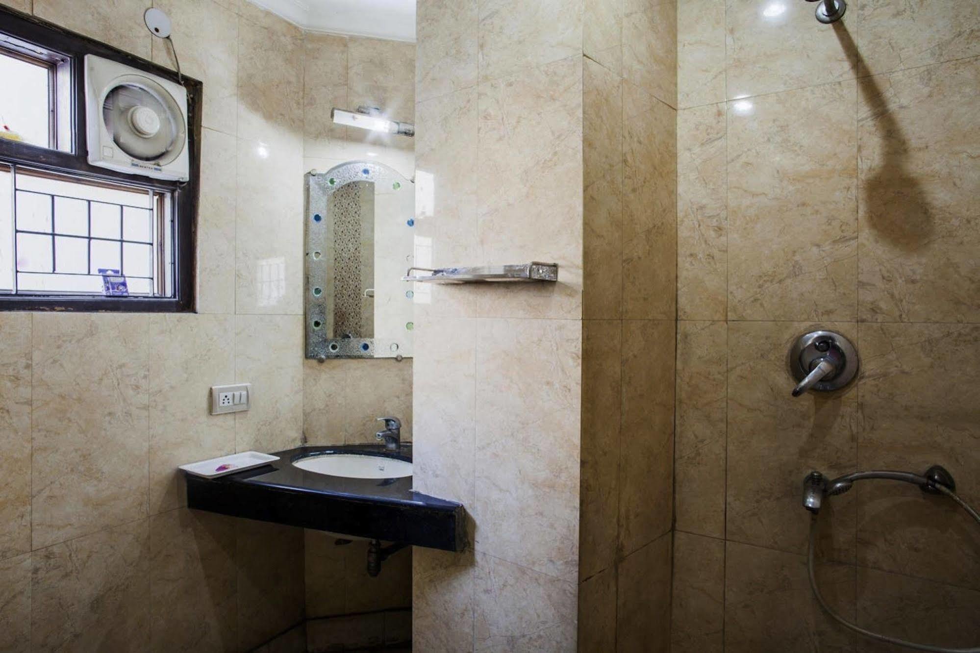 Hotel Karat 87 Inn New Delhi Exterior photo