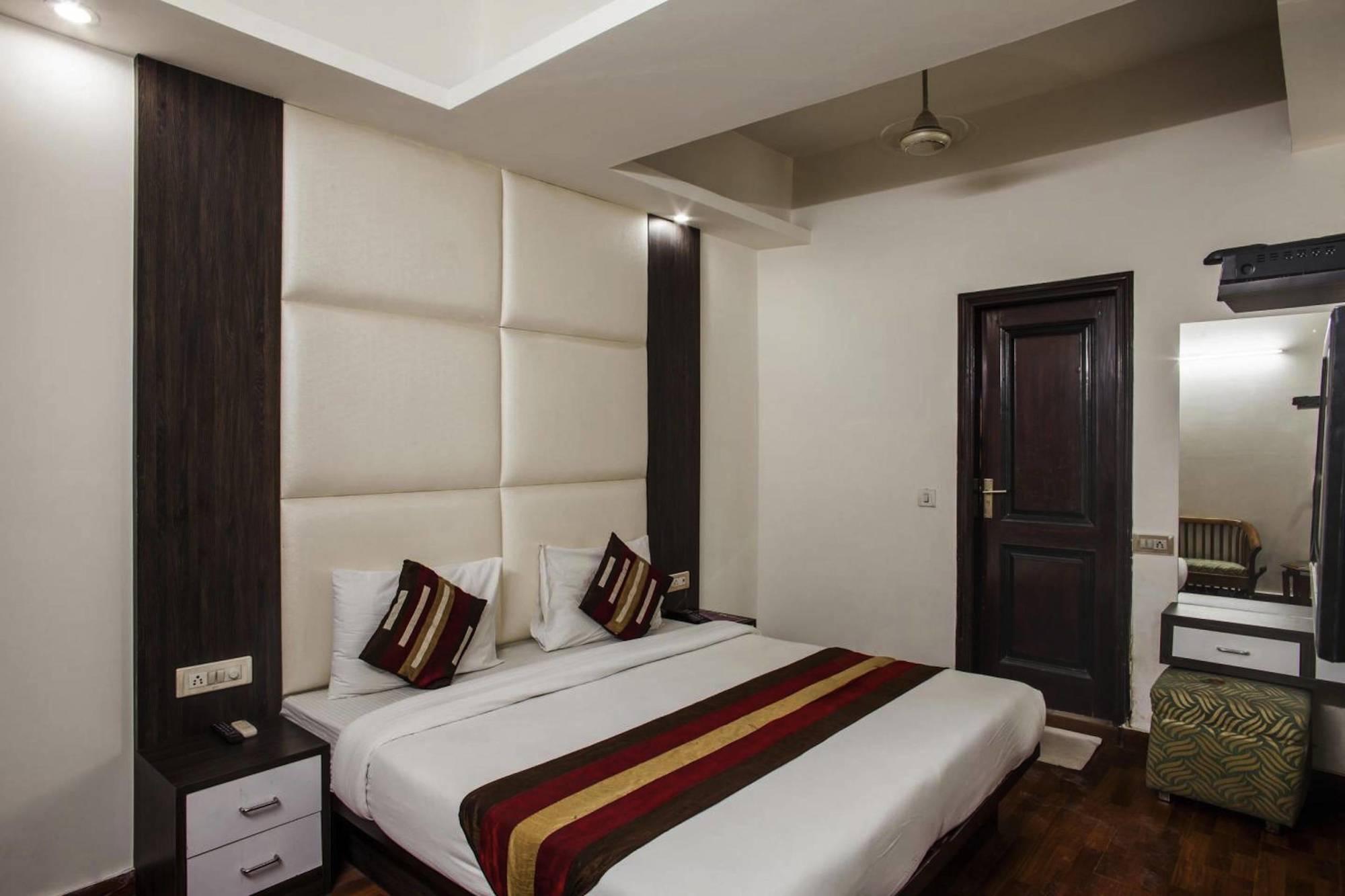 Hotel Karat 87 Inn New Delhi Exterior photo
