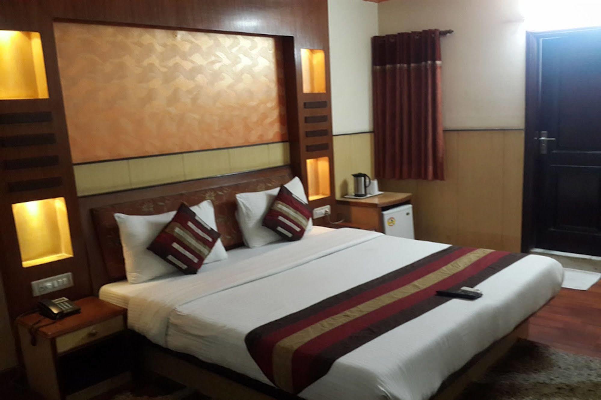 Hotel Karat 87 Inn New Delhi Exterior photo