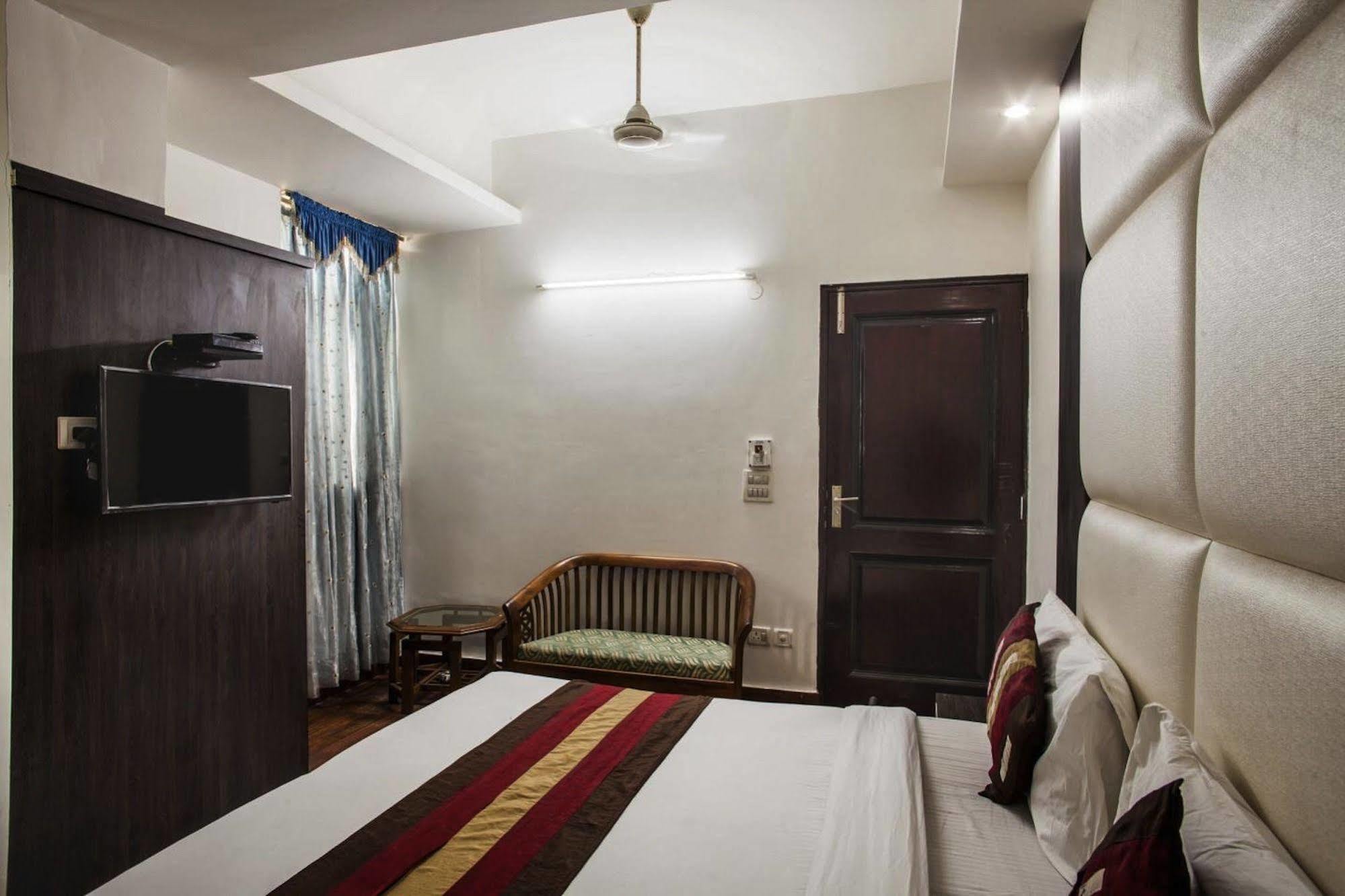 Hotel Karat 87 Inn New Delhi Exterior photo