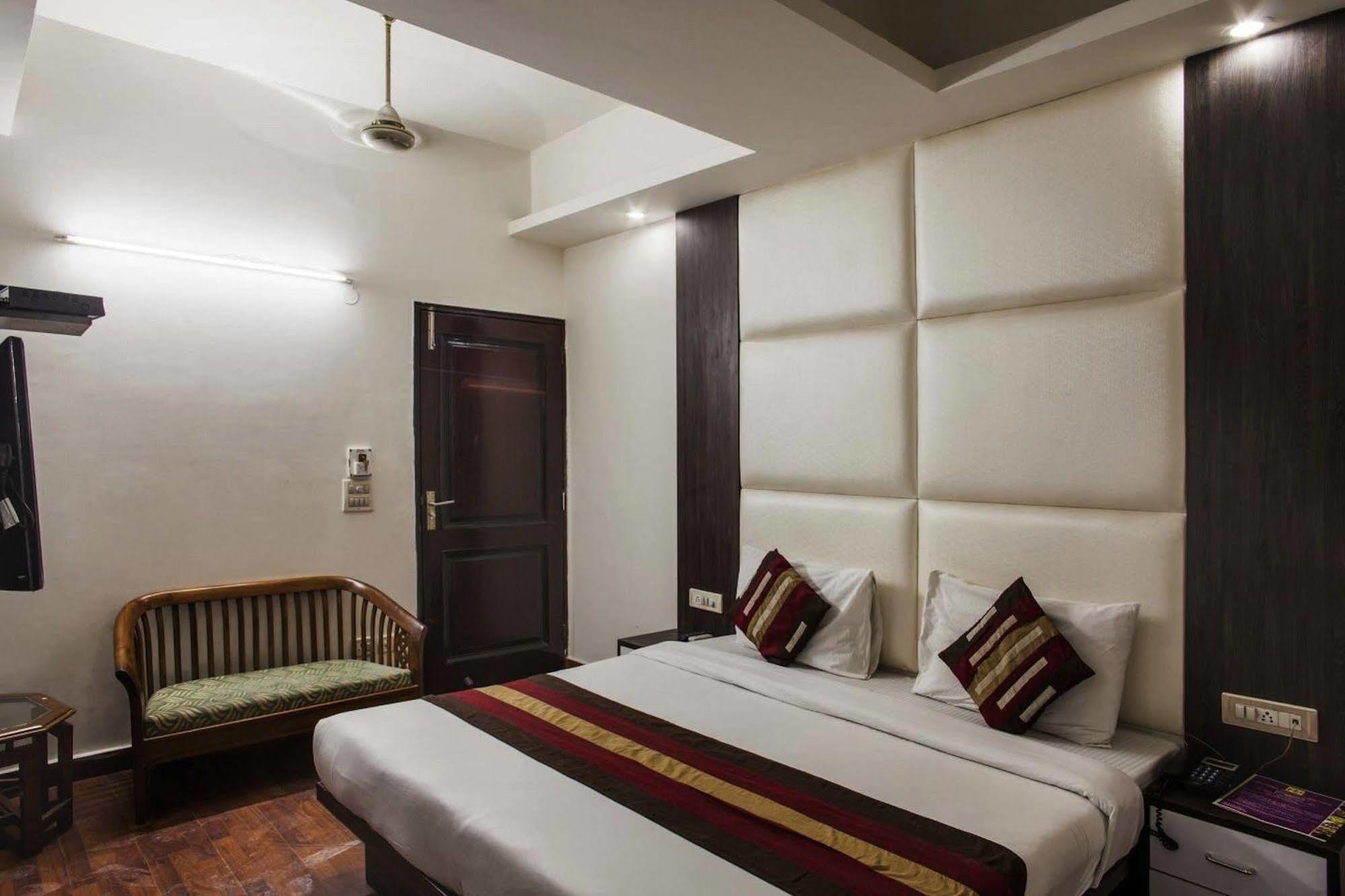 Hotel Karat 87 Inn New Delhi Exterior photo