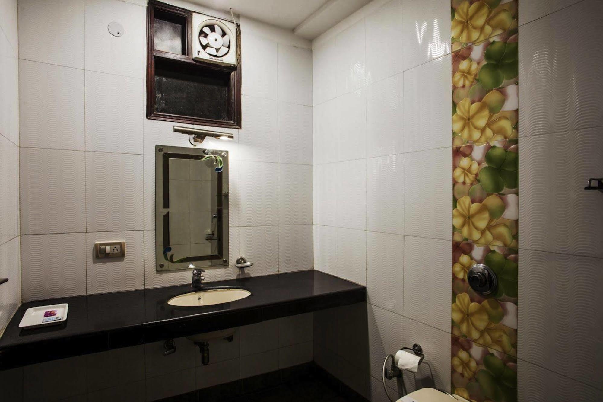 Hotel Karat 87 Inn New Delhi Exterior photo