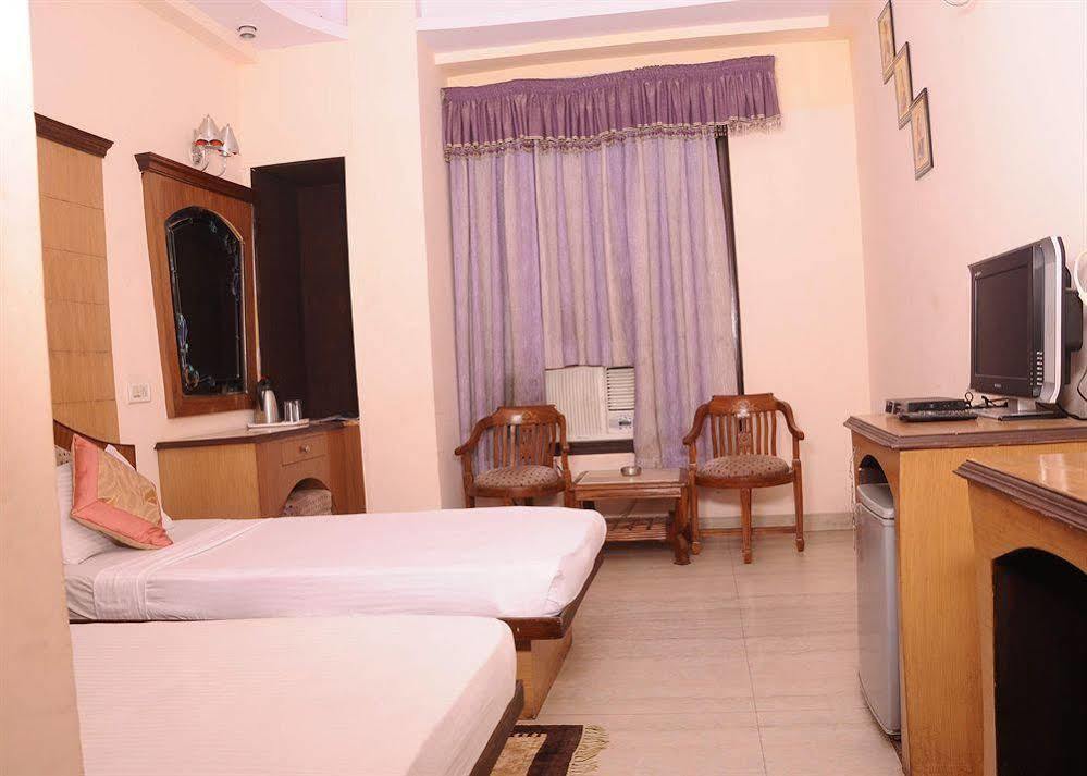 Hotel Karat 87 Inn New Delhi Exterior photo